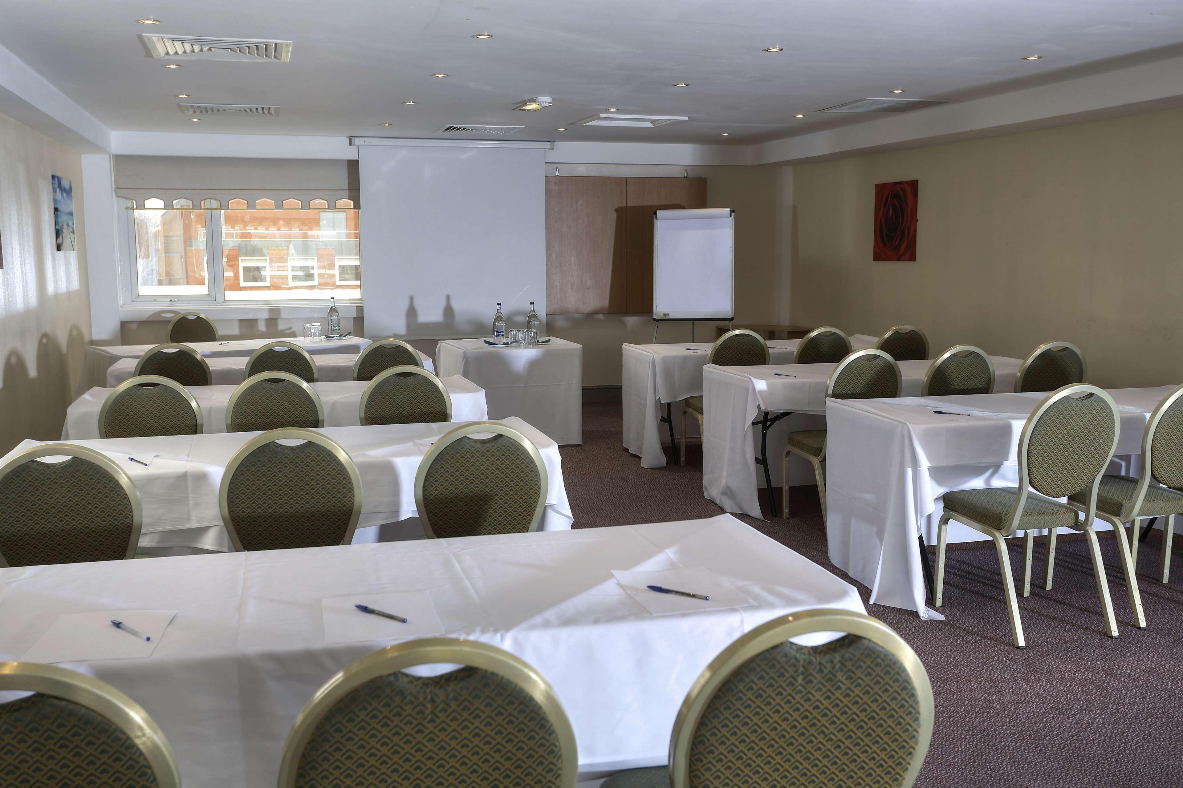 Cresta Court Hotel Altrincham Exterior photo