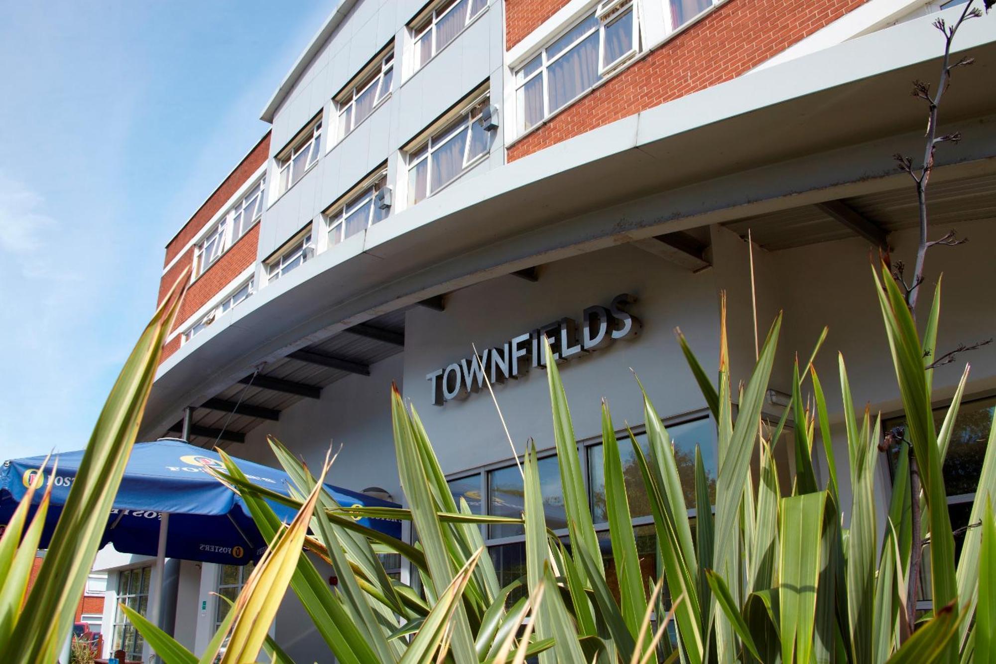 Cresta Court Hotel Altrincham Exterior photo