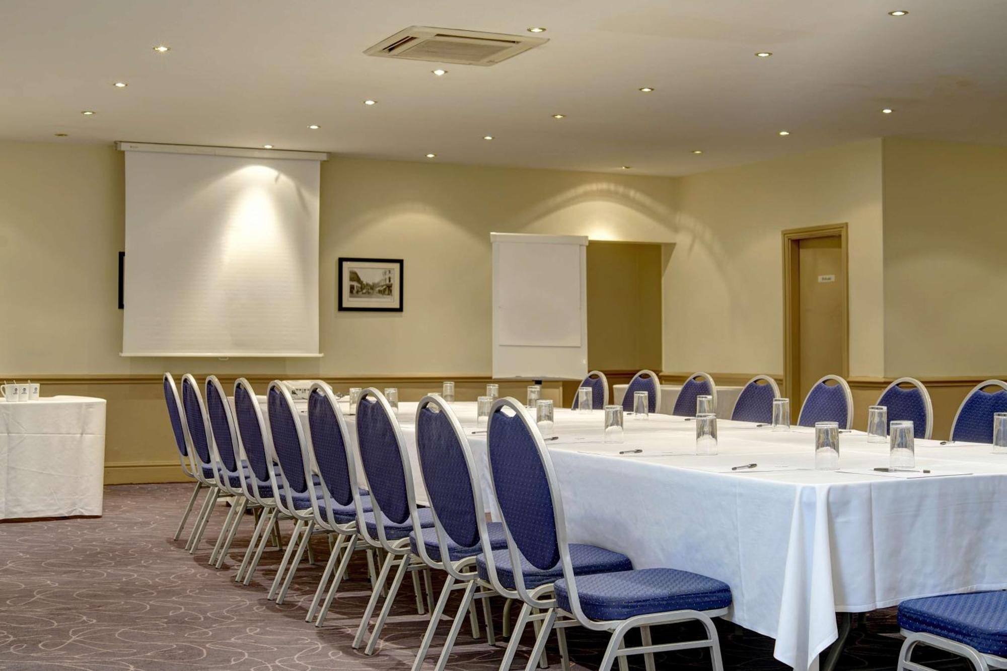 Cresta Court Hotel Altrincham Exterior photo