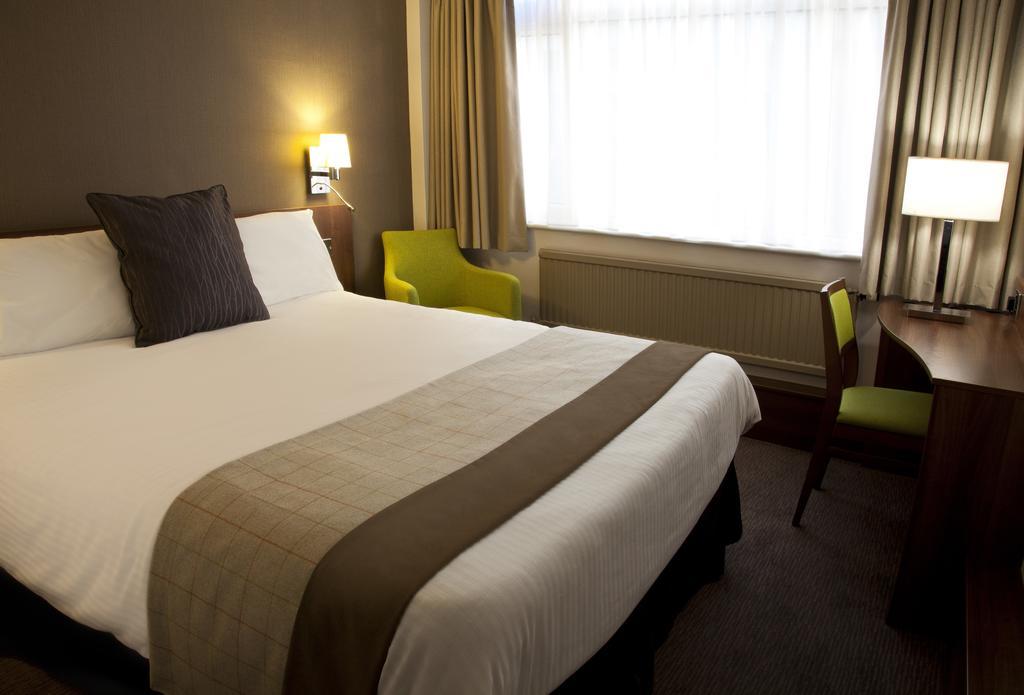 Cresta Court Hotel Altrincham Exterior photo